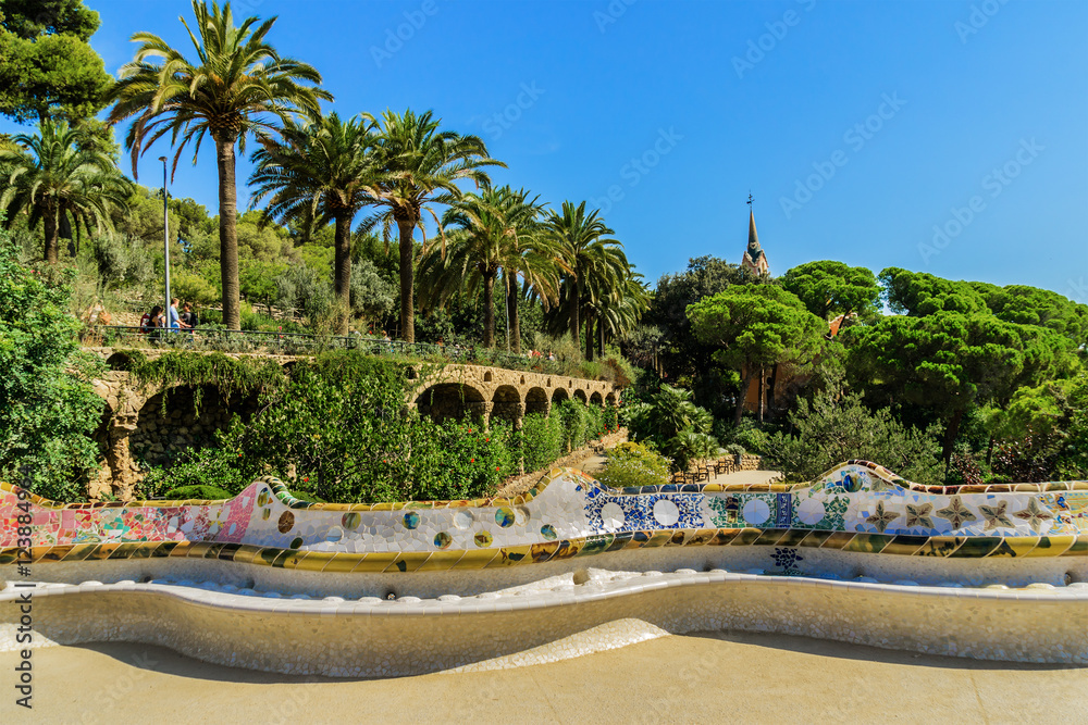 Fototapeta premium Kolorowa ceramiczna ławka serpentynowa. Parc Guell, Barcelona, Hiszpania.