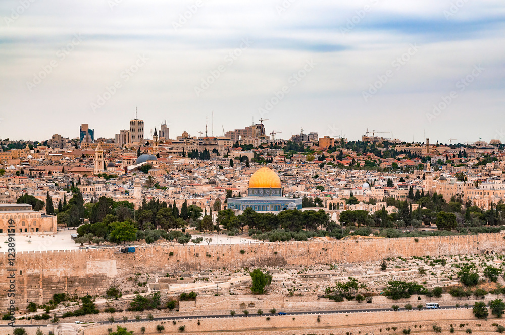 Fototapeta premium panoramic view of mount of olives and historic center of jerusalem