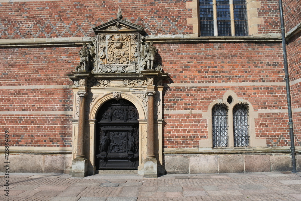 Schwere Holztür mit Portal im Hof von Schloss Frederiksborg