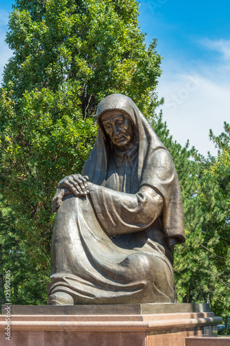 Fotografie, Obraz Monument grieving woman in Tashkent, Uzbekistan.