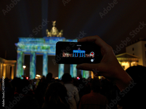 Photography Handyfoto vom farbig beleuchteten Brandenburger Tor