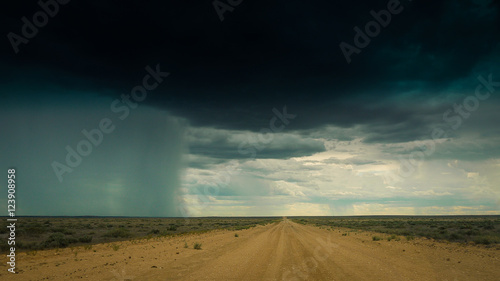 Unwetter über Outback Straße in Australien
