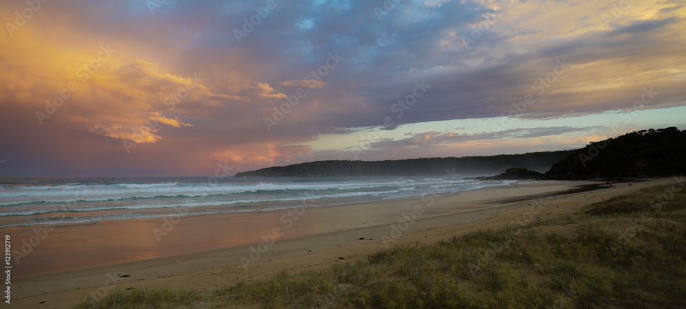 Sonnenuntergang an einem Regentag in Pambula Beach, New South Wales in Australien