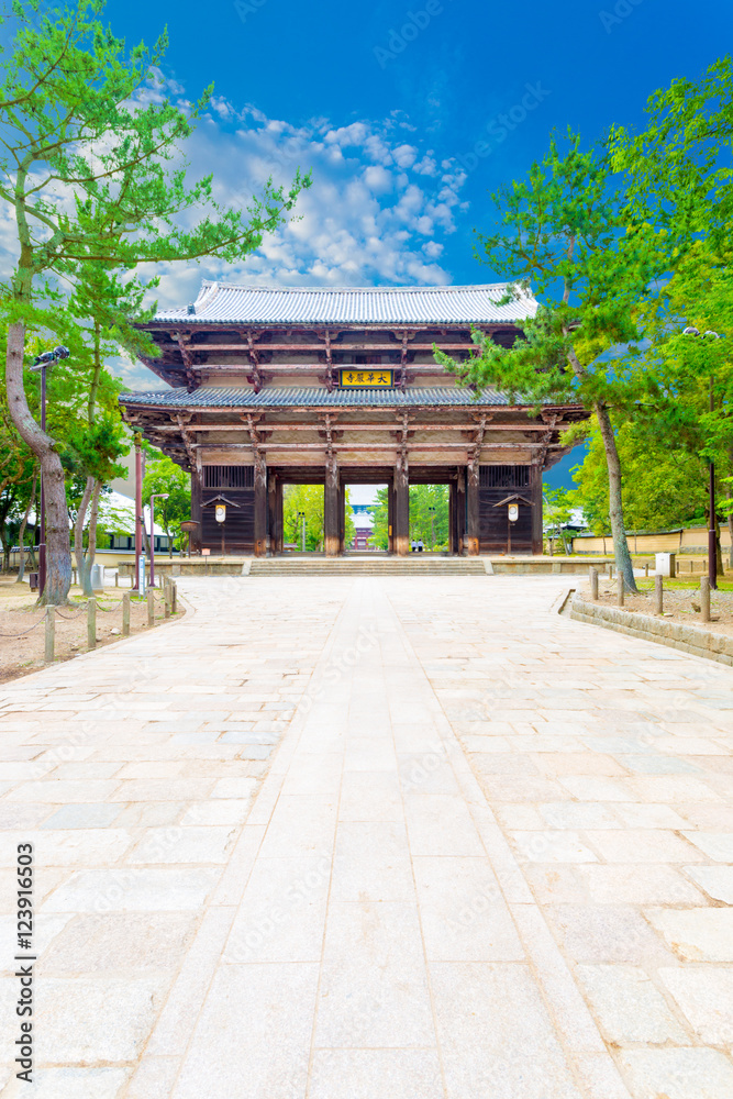 Naklejka premium Nandaimon South Gate Todai-ji Path Blue Sky