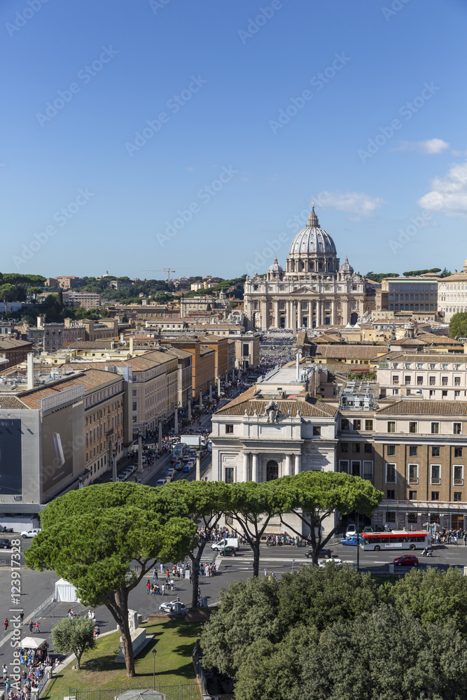 Blick von der Engelsburg zum Petersdom, Rom, Italien