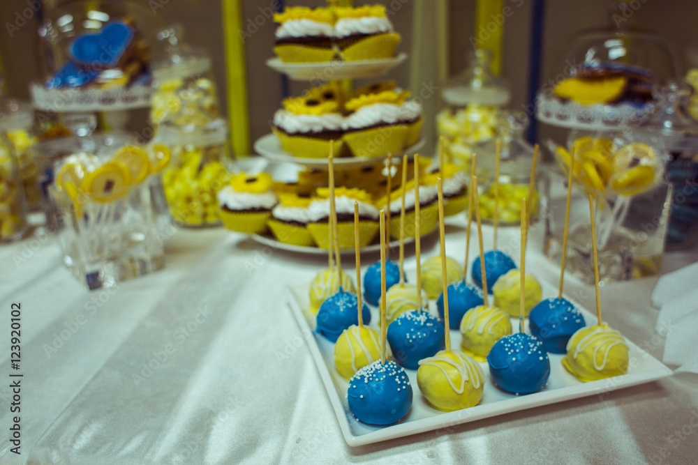 Blue and yellow glaze balls stand on the square plate