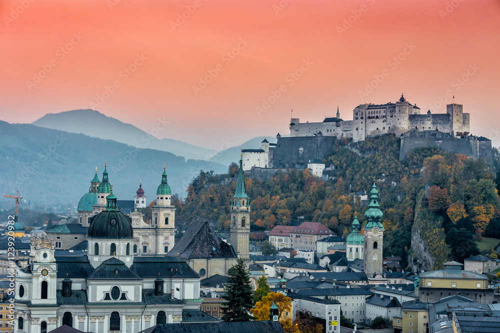 Fototapeta premium Zamek Hohensalzburg, Salzburg Austria o zachodzie słońca