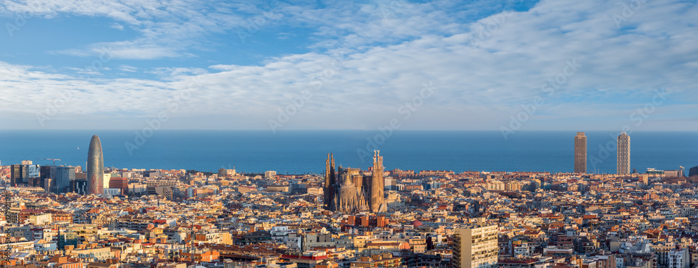 Naklejka premium Sagrada Familia i widok na panoramę miasta Barcelona, Hiszpania
