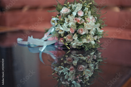 Obraz na płótnie White and pink wedding bouquet lies on the glass table