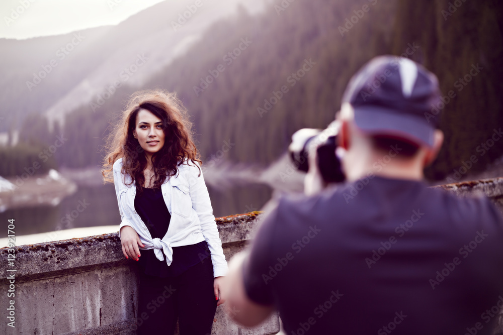 Obraz premium photographer takes pictures of a model mountain nature