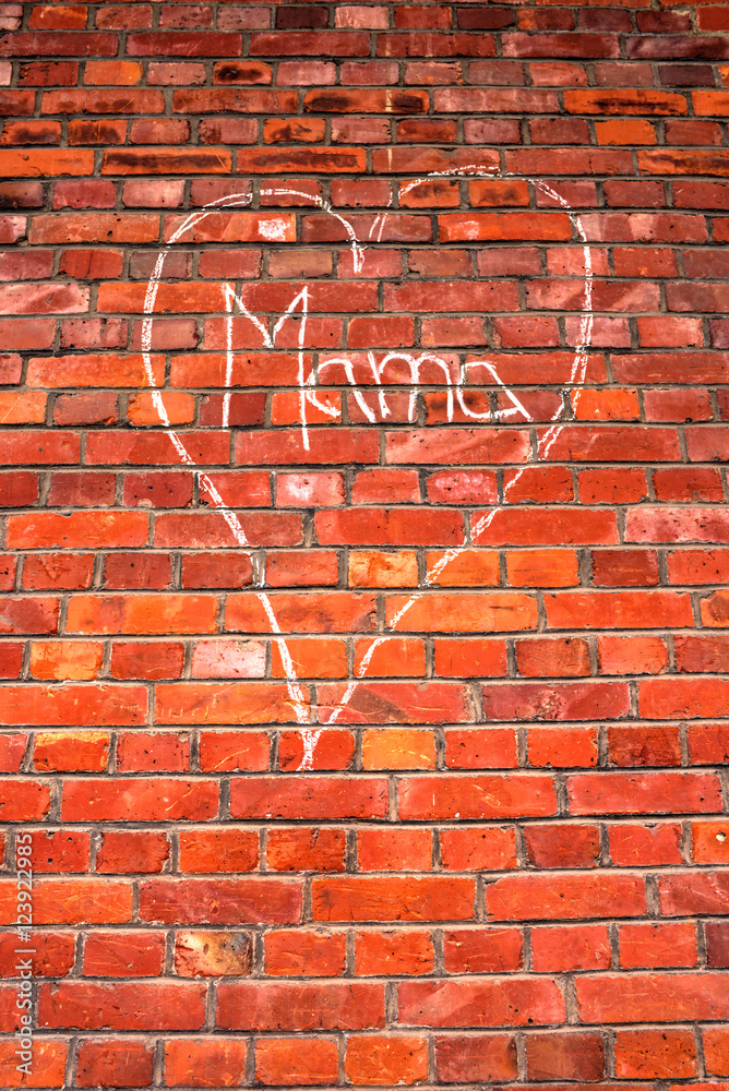 Herz mit Mama auf Backsteinwand Herz mit Mama auf Backsteinwand