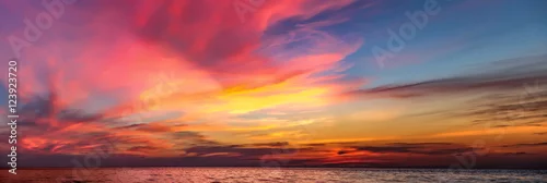 Panel kuchenny z motywem Tropical colorful dramatic sunset with cloudy sky . Evening calm on the Gulf of Thailand. Bright afterglow.