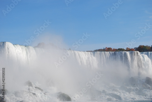 Fotografia, Obraz Beautiful waterfall scene / Une image panoramique de la cascade