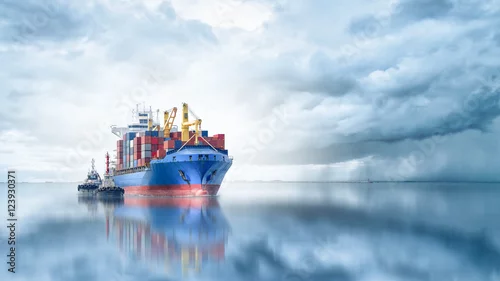 Obraz Logistyka i transport międzynarodowego kontenerowca z holownikiem na oceanie, transport towarowy, spedycja