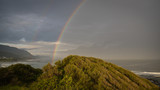 Regenbogen an der Küste in Coledale, New South Wales in Australien