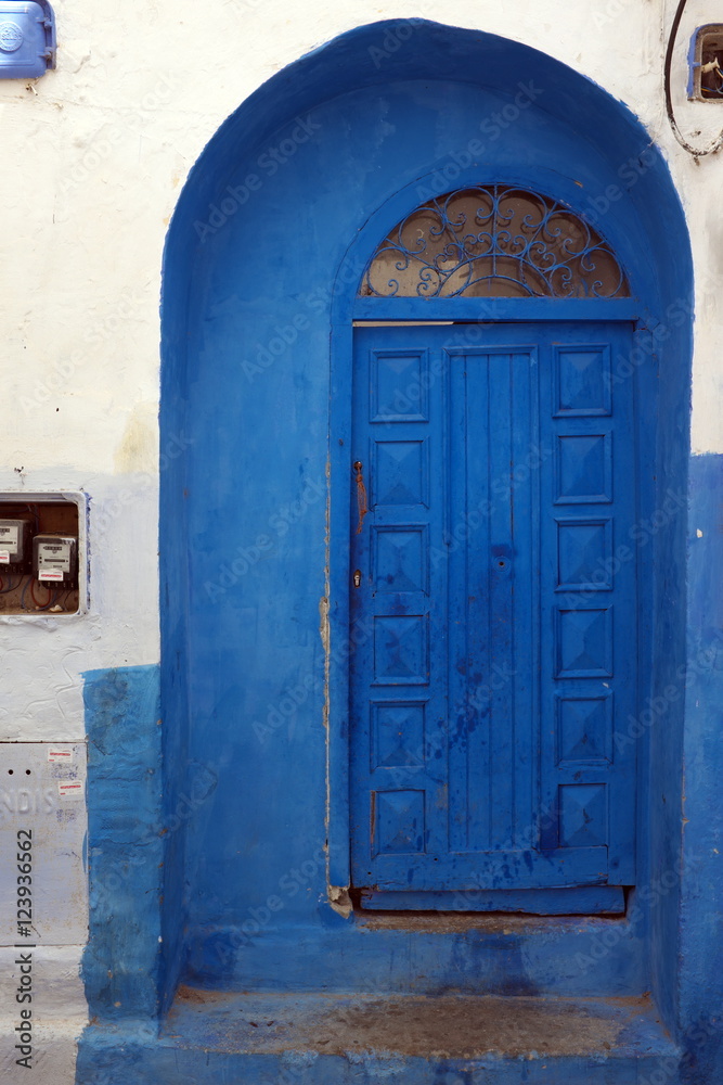 Fototapeta premium Porte bleue et blanche