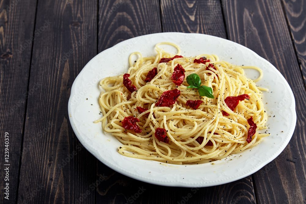 Spaghetti with sun-dried tomatoes and black pepper Spaghetti with sun-dried tomatoes and black pepper