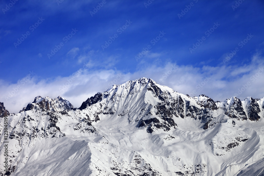 Obraz premium Snow mountains in winter sun day and blue sky with clouds