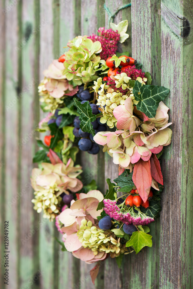 Fototapeta premium Herbstkranz am Gartentor
