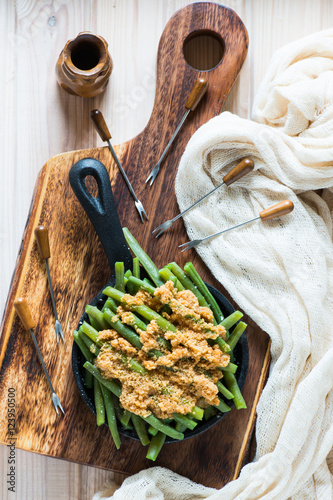 Obraz na płótnie green beans with breadcrumbs