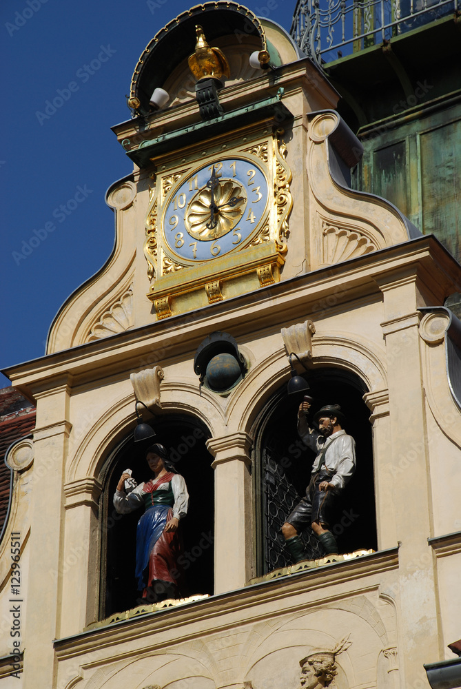 Glockenspiel Glockenspielhaus Graz Steiermark Austria Österreich Sehenswürdigkeit Top 10 Wahrzeichen Tourismus Uhr Giebel Tracht Europa Glockenspielplatz 4 8010 Hahn goldener 