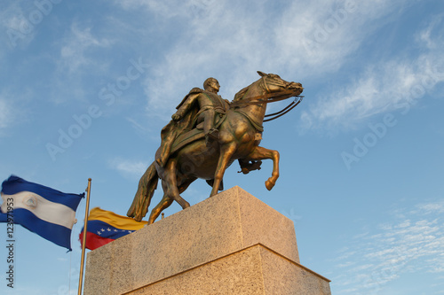 Φωτογραφία Managua, Nicaragua – March 07, 2016: Simon Bolivar statue with venezuela flag in