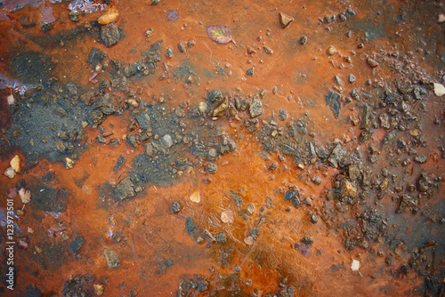 Foto Orange precipitate on the banks of the river closeup