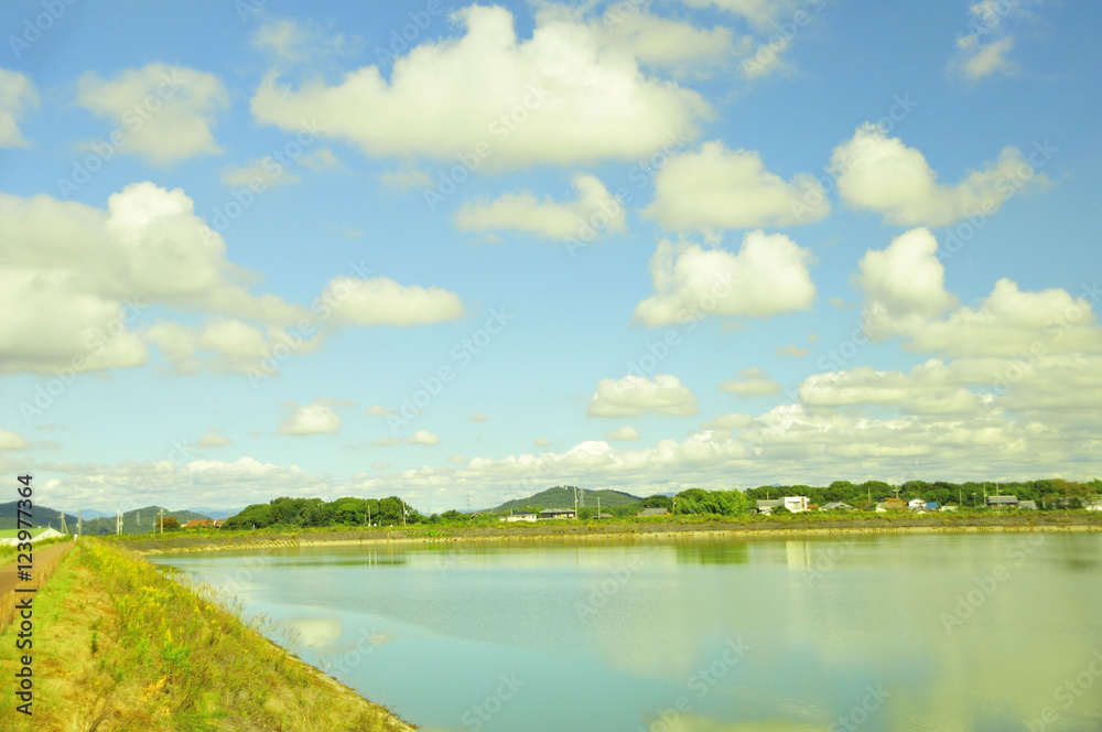 兵庫県稲美町・青い空、水面に映る