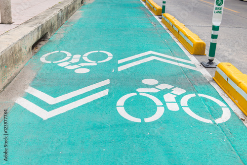 Bicycle lane with white bicycle sign