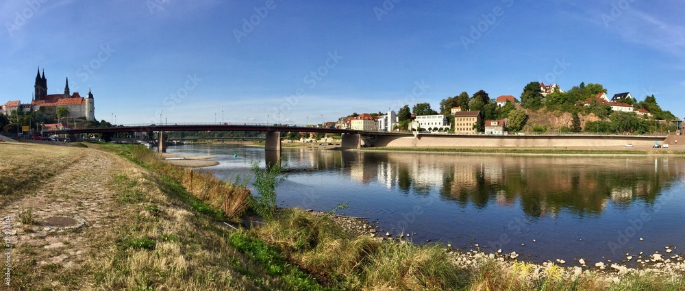 Fototapeta premium Panorama mit Brücke am Elbufer in Meißen