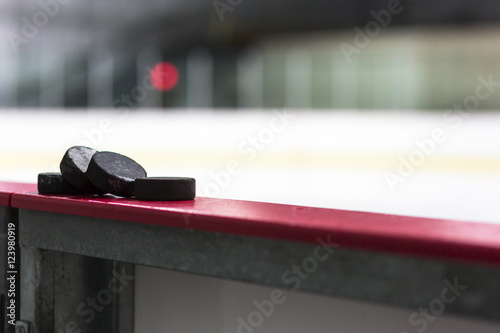 Φωτογραφία Hockey pucks resting on the boards