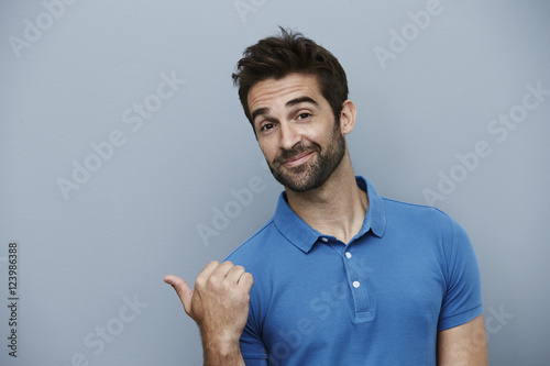Fotografi Portrait of man gesturing in disbelief