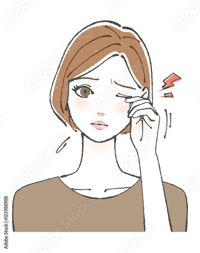 目をこする女性