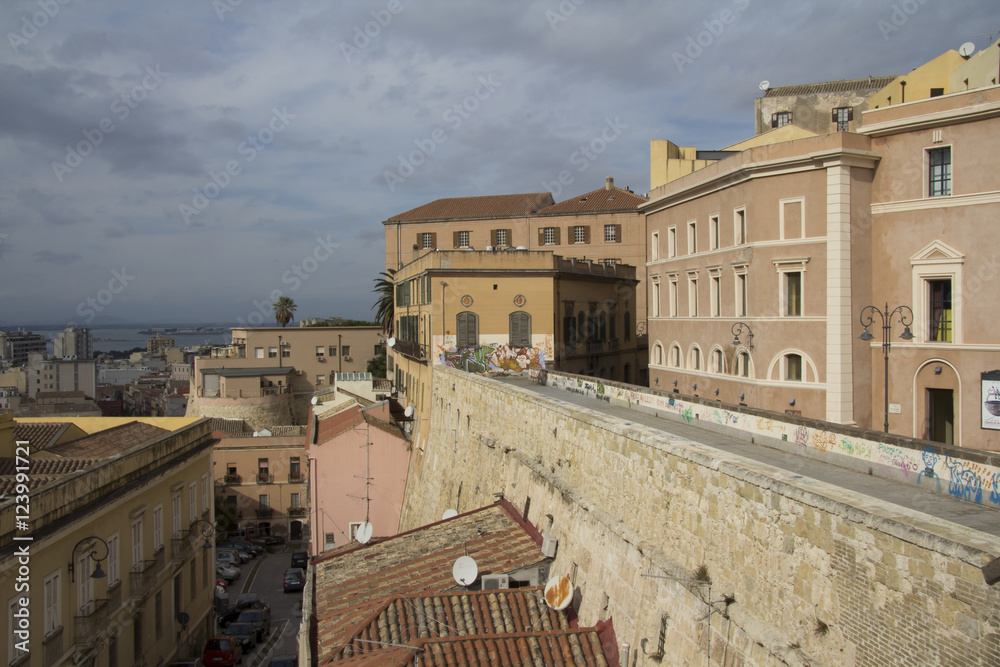 Cagliari: panorama cittadino visto dal piazzale del Bastione di Saint Remy, all'interno del quartiere Castello - Sardegna