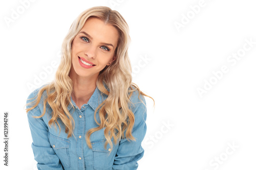 Fotografie smiling blonde casual woman looking at the camera