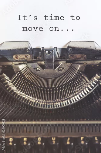 Obraz Czas przejść do motywacyjnego komunikatu napisanego przy użyciu zabytkowej maszyny do pisania