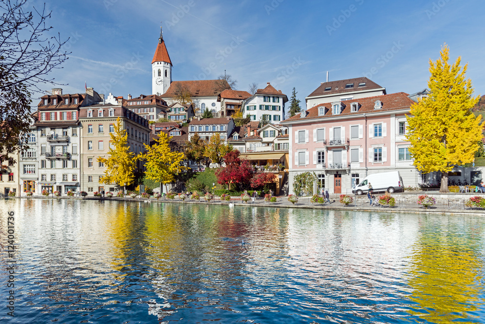 Fototapeta premium Skyline der Stadt Thun im Herbst, Berner Oberland, Schweiz 