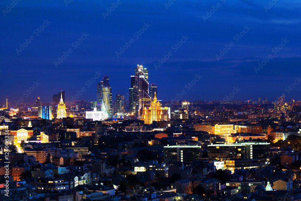 Obraz premium Widok na miasto z wysokiego budynku