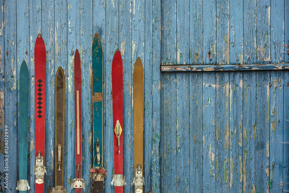 Collection of vintage wooden weathered ski's - obrazy, fototapety, plakaty 