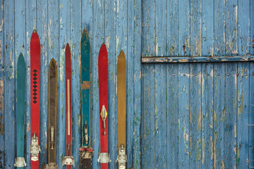 Fotobehang Wintersport Vintage houten ski's verweerd  © Martin Bergsma