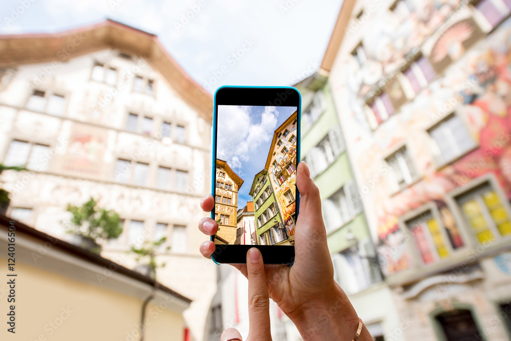 Φωτογραφία Photographing with smart phone old colorful buildings in the old town of Lucerne