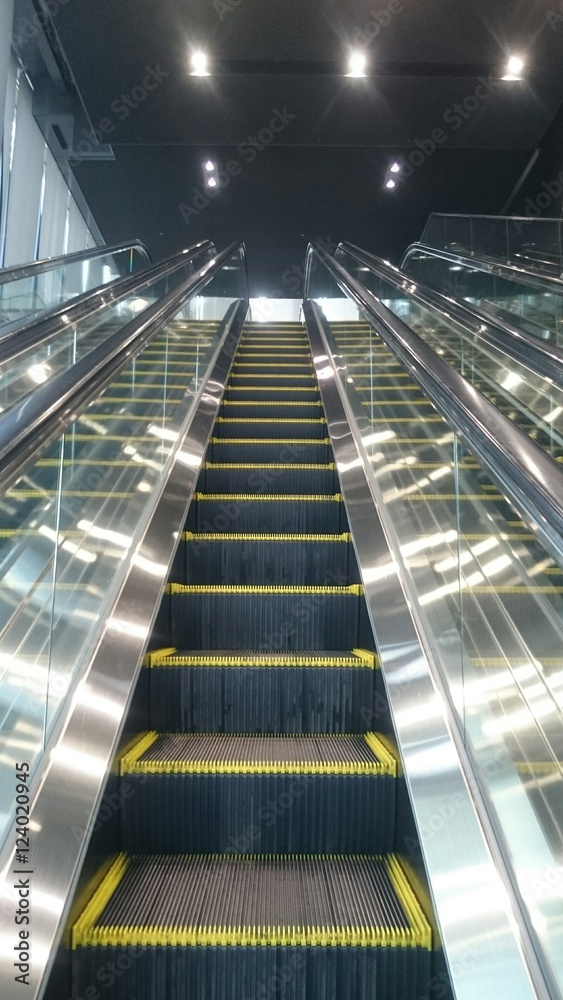 高層ビルのエスカレーター