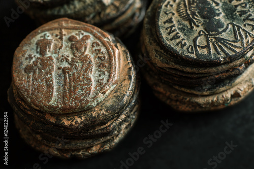 Obraz na płótnie Stacks of ancient copper coins on black background w salonie
