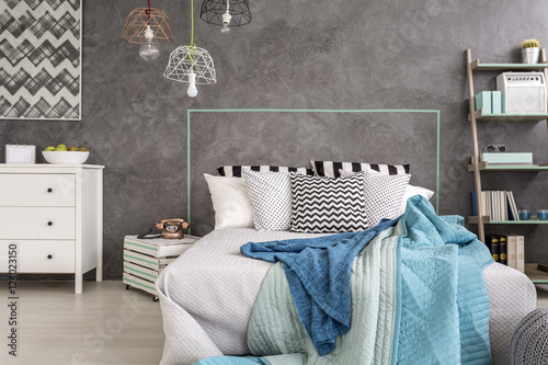 Foto Double bed with a blue bedcover
