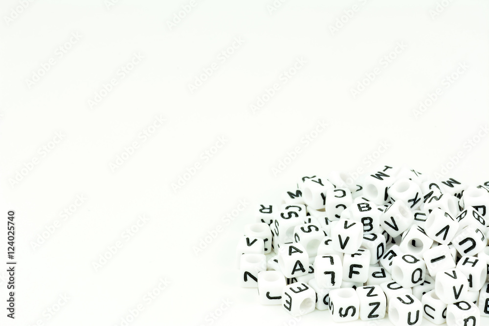 Würfel mit Buchstaben vor weißem Hintergrund