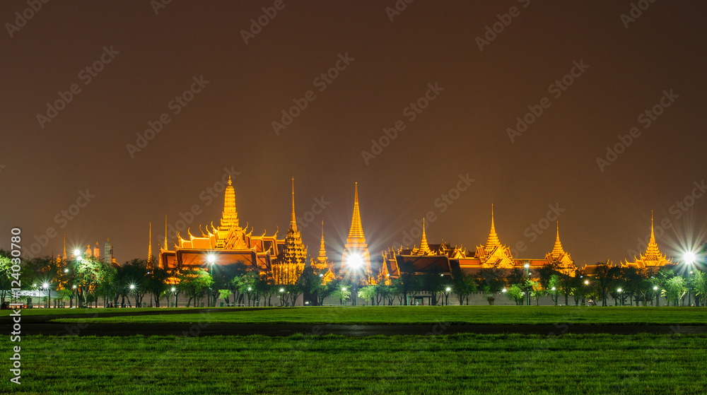 Naklejka premium bangkok grand palace and the temple of the Emerald Buddha at night