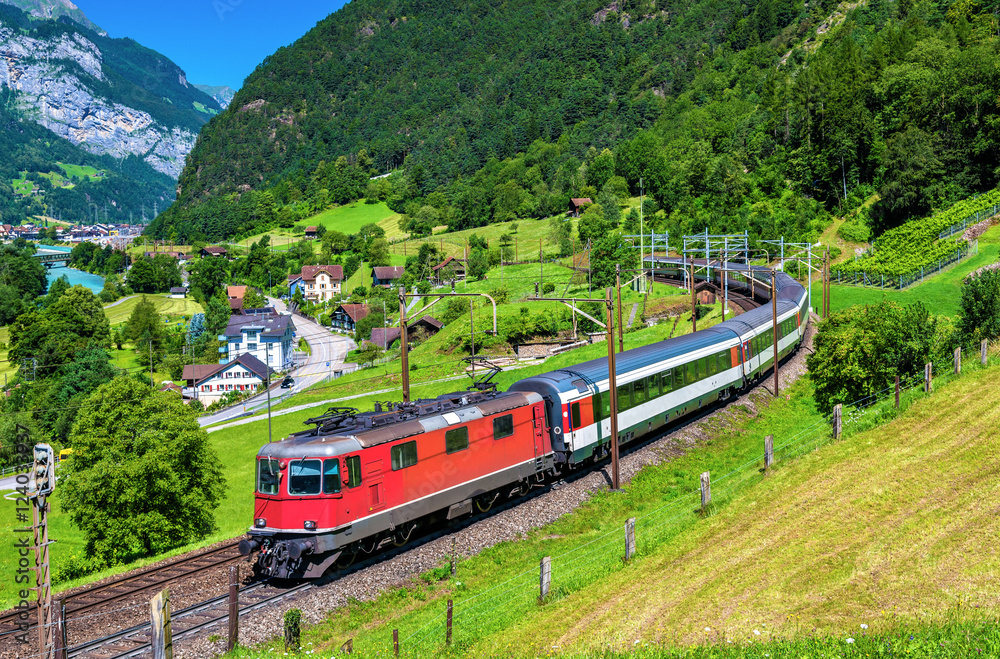Obraz premium Pociąg Intercity wspina się na kolej Gotthard - Szwajcarię