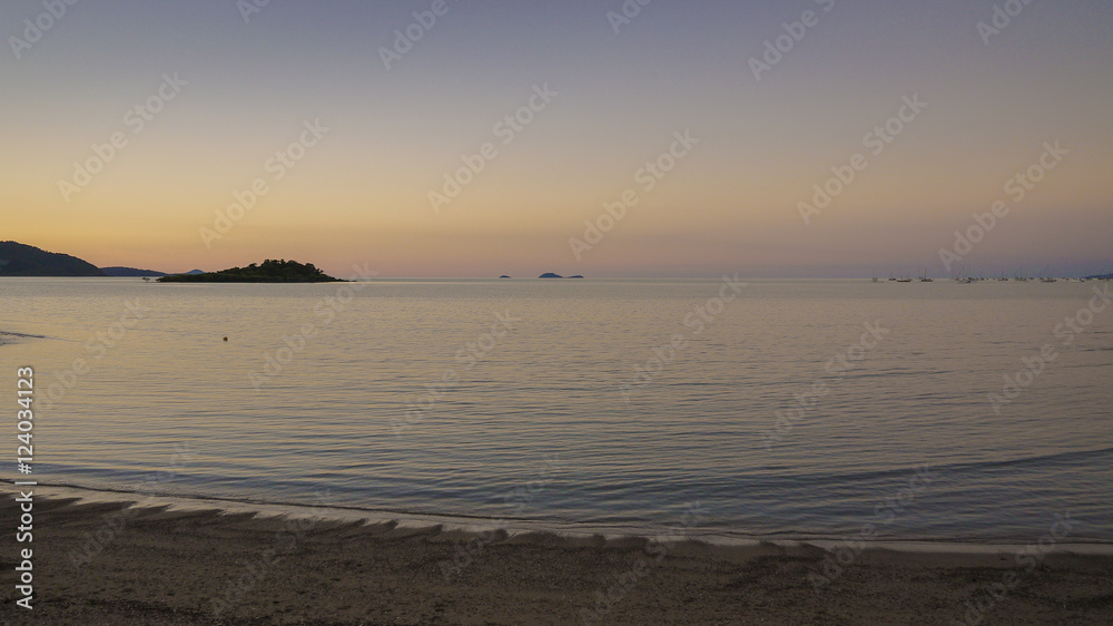 Fototapeta premium Sonnenaufgang in Airlie Beach, Queensland in Australien