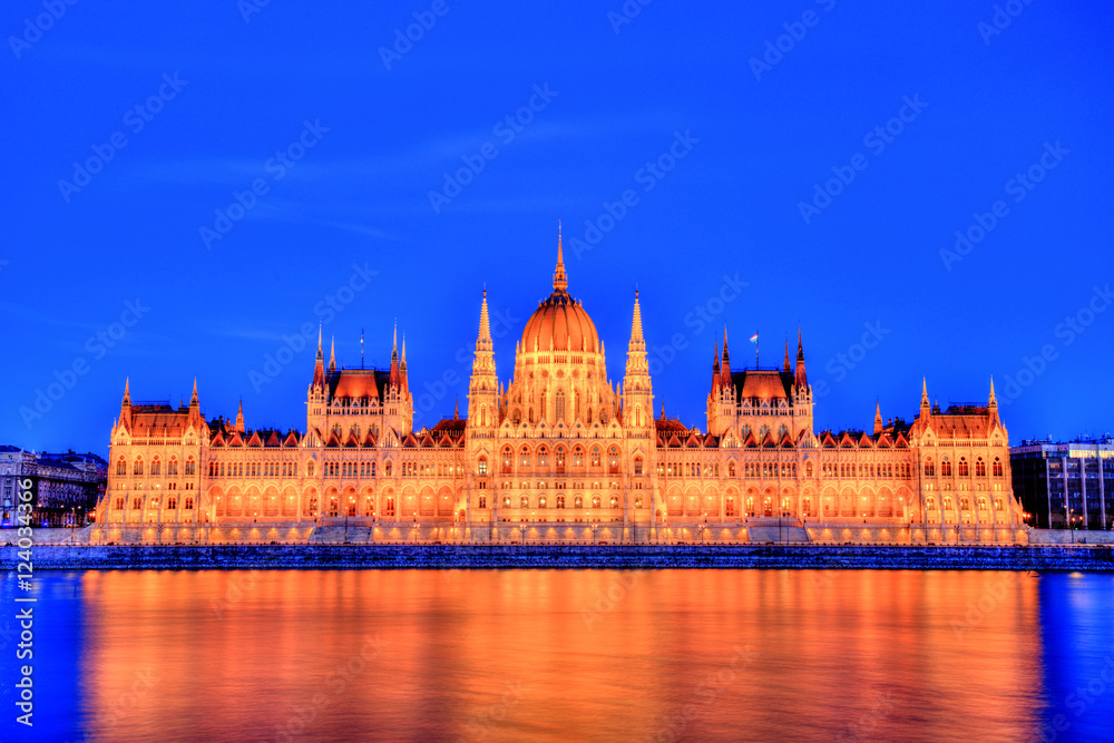 Fototapeta premium Budapest Parliament at Dusk, Hungary