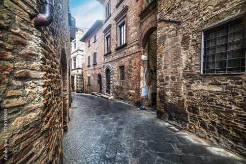 narrow alley in Montepulciano © Gabriele Maltinti